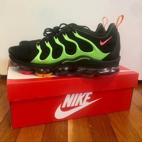 mens black nike vapormax plus